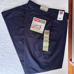 Wrangler NWT Comfort Solution Series Flat Front Adjustable Waist Navy Size 36x32